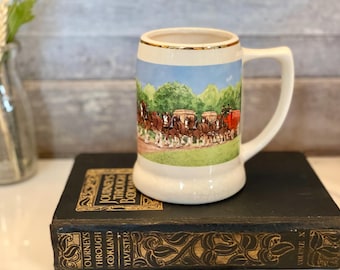 Jarra de cerveza de cerámica vintage estadounidense con diseño de carro de caballos Clydesdale, jarra de caballo de tiro, decoración de bar de granja.