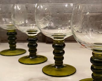 Juego de 4 copas de cóctel vintage Roemer con grabado floral: cristalería color verde oliva y ámbar.