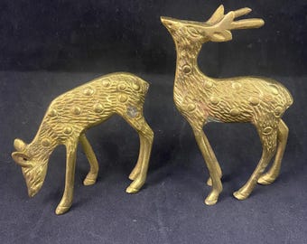 真鍮製の置物、真鍮鋳造の置物、真鍮製の鹿、古びた真鍮製の鹿の像