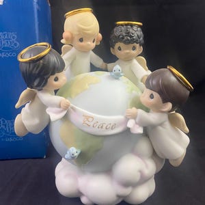 Enesco Precious Moments Figurine “His Love Will Uphold The World” Angels EUC