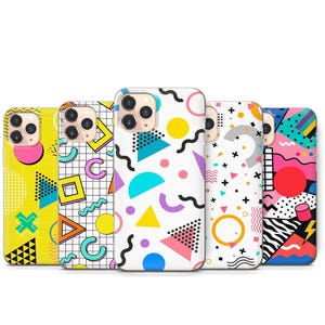 Op de afbeelding: Vijf kleurrijke telefoonhoesjes met geometrische patronen. Ontwerpen omvatten driehoeken, cirkels, zigzags en rasters in heldere kleuren zoals geel, roze, blauw en zwart. De hoesjes zijn voor een smartphone.