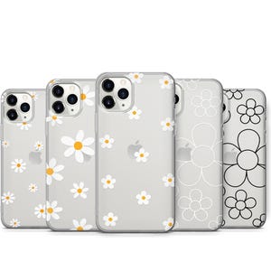 Op de afbeelding: Vijf transparante telefoonhoesjes met verschillende bloemenpatronen. De hoesjes zijn allemaal voor de iPhone 14 Pro Max en hebben verschillende bloemenpatronen, waaronder madeliefjes, eenvoudige bloemen en zwarte contouren van bloemen.