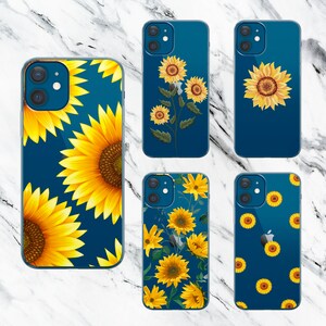 K&ouml;nnte beinhalten: Satz mit sechs Handyh&uuml;llen mit verschiedenen Sonnenblumendesigns. Die H&uuml;llen sind alle blau mit einer Vielzahl von Sonnenblumenmustern, darunter eine einzelne Sonnenblume, ein Sonnenblumenzweig und ein sich wiederholendes Sonnenblumenmuster.
