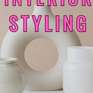 Könnte beinhalten: Weiße Keramikvasen in verschiedenen Formen und Größen, mit dem Text "INTERIOR STYLING" und "BLOSSOM WILSON" in rosa Buchstaben.
