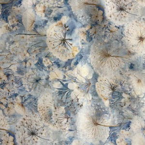 以下が含まれることがあります： 白とベージュの種子と小さな白い花が、淡い青色の背景に描かれた花柄の生地。水彩画のような効果で、柔らかくブレンドされた色合いのデザインです。