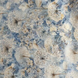 以下が含まれることがあります： 柔らかい青色の背景に、白いタンポポの種子と繊細な花の要素が繰り返されるパターンを持つ生地。デザインは水彩画のような効果があり、夢のような自然な美しさを生み出しています。
