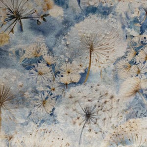 以下が含まれることがあります： 白タンポポの種子と繊細な花が、水彩画風の淡い青と白の背景に繰り返されるパターンを持つ生地。このデザインは、自然と静けさを連想させます。