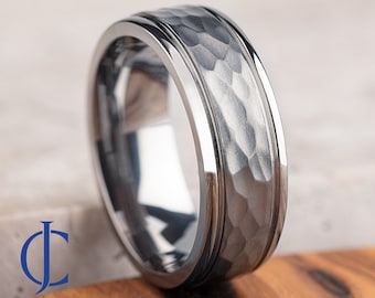 Anillo de titanio para hombre, anillo de bodas, anillo de titanio, anillo de bodas, anillo para hombre y mujer, 8 mm de ancho, martillado, grabado