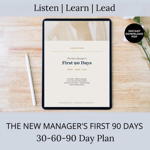 Könnte beinhalten: Ein digitales Tablet zeigt ein Geschäftsdokument mit dem Titel "Die ersten 90 Tage des neuen Managers". Das Dokument enthält die Sätze "Zuhören, Lernen, Führen" und einen 30-60-90-Tage-Plan. Ein weißer Stift und ein Button "Sofort-Download PDF" sind ebenfalls sichtbar.