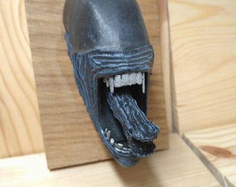 Alien xenomorph head wall mount on solid oak