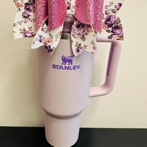 Blumige Weiß & Lila niedliche handgemachte Stroh Schleife für Stanley 40oz Becher | Tasse Bling | Ästhetisches Girly Schleifenzubehör | Trendy wiederverwendbare Dekor