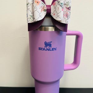 Monogramm Lila & Weiß Niedliche handgefertigte Stroh Schleife für Stanley 40oz Becher | Tasse Bling | Ästhetisches Girly Schleifenzubehör | Trendy wiederverwendbare Dekor