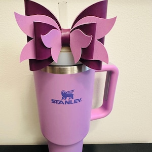 Plumb & Light Lila Niedliche handgefertigte Stroh Schleife für Stanley 40oz Becher | Tasse Bling | Ästhetisches Girly Schleifenzubehör | Trendy wiederverwendbare Dekor