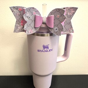 Monogramm Lavendel & Grau Niedliche handgefertigte Strohschleife für Stanley 40oz Becher | Tasse Bling | Ästhetisches Girly Schleifenzubehör | Trendy Wiederverwendbar