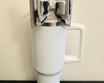 Fiocco di paglia fatto a mano con motivo mimetico, bianco e nero, per bicchiere Stanley da 40 once / Cup Bling / Accessorio con fiocco estetico da ragazza / Riutilizzabile alla moda