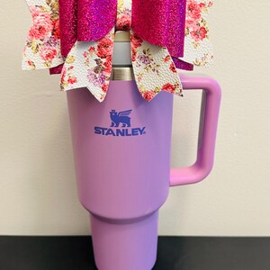 Blumige weiße, rosa & lila niedliche handgemachte Strohschleife für Stanley 40oz Becher | Tasse Bling | Ästhetisches Girly Schleifenzubehör | Trendy Wiederverwendbar