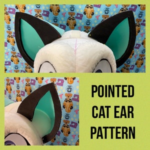 Op de afbeelding: Een patroon voor puntige kattenoren, met de tekst "POINTED CAT EAR PATTERN" in zwarte tekst op een gele achtergrond. Het patroon wordt getoond op een witte pluche stof met een blauwe en witte patroonachtergrond.