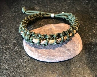 Bracciale rosario in paracord Pentecoste in stile robusto: verde militare e mimetico deserto con colomba dello Spirito Santo