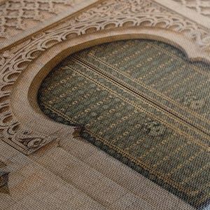 Puede incluir: Primer plano de una impresi&oacute;n en lienzo que representa una puerta arqueada con un marco de piedra tallada intrincadamente. La puerta es de un verde apagado con un patr&oacute;n texturizado, y la piedra circundante es de un beige c&aacute;lido.