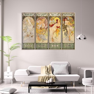 Peut inclure: Quatre impressions d'art encadrées représentant les saisons : Hiver, Printemps, Été et Automne. Chacune présente une femme en robes fluides avec des éléments floraux et naturels. Les impressions ont un style vintage avec des accents dorés et verts, affichées au-dessus d'un canapé blanc.
