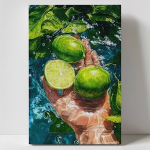 Peut inclure: Peinture vibrante d'une main tenant trois citrons verts dans l'eau. Un citron vert est coupé en deux, révélant l'intérieur juteux. L'eau est bleu foncé, et des feuilles vertes entourent les citrons verts, créant une scène rafraîchissante et naturelle.