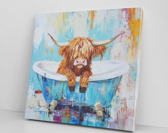 Canvasafdruk Schotse hooglanders kalf in badkuip – levendige Schotse koe kunst aan de muur – gedurfd boerderijdieren decor voor rustiek of modern interieur