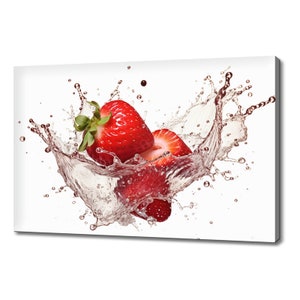 Op de afbeelding: Twee rode aardbeien spatten in een straal helder water tegen een witte achtergrond.