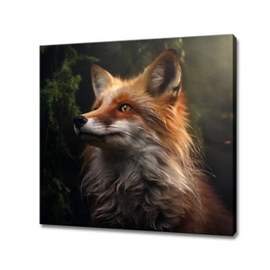 Könnte beinhalten: Ein roter Fuchs mit weißer Brust und buschigem Schwanz blickt mit wachsamen, goldenen Augen nach oben. Der Fuchs befindet sich in einer dunklen Waldumgebung mit grünem Laub.