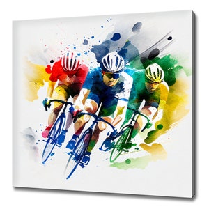 Pode incluir: Três ciclistas com camisolas vermelhas, azuis e verdes competem num fundo branco com salpicos de aquarela. Os ciclistas usam capacetes e estão num pelotão apertado.