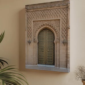Puede incluir: Impresi&oacute;n en lienzo de una puerta arqueada ornamentada con una fachada de piedra tallada detallada. La puerta es de color dorado oscuro con patrones intrincados. El estilo arquitect&oacute;nico es reminiscente del dise&ntilde;o marroqu&iacute;.