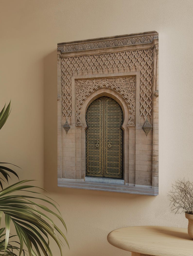 Puede incluir: Impresi&oacute;n en lienzo de una puerta arqueada ornamentada con una fachada de piedra tallada detallada. La puerta es de color dorado oscuro con patrones intrincados. El estilo arquitect&oacute;nico es reminiscente del dise&ntilde;o marroqu&iacute;.