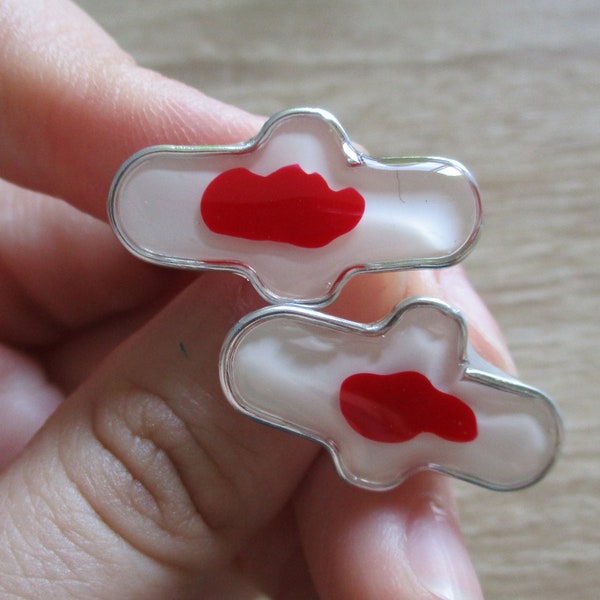 Boucles d'oreilles boutons en forme de compresses. Boucles d'oreilles féministes faites à la main avec du fil d'aluminium et de la résine cristalline. Cadeau pour les femmes.