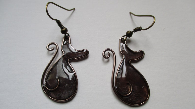 Original wire craft Bronze cats hippie and boho earrings handmade resin Personalized woman birthday gift.