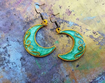 Pendientes dorados y verde esmeralda de lunas hechos a mano con resina cristal. Regalo original de cumpleaños personalizado para mujer.