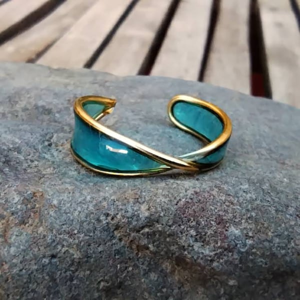 Infinity-Ring, Goldring, Kupfer-Boho-Ring. Kunsthandwerklicher Schmuck, handgefertigter Schmuck. Harzschmuck. Originelles Geschenk für Frauen.