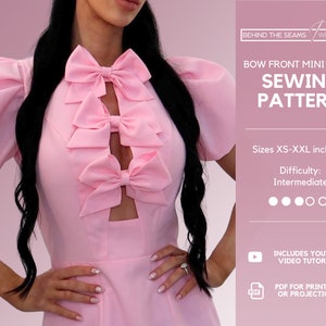 Op de afbeelding: Een lichtroze mini-jurk naaipatroon met een strik aan de voorkant. De jurk heeft meerdere strikken aan de voorkant en pofmouwen. De tekst op de afbeelding luidt "BOW FRONT MINI DRESS SEWING PATTERN" en bevat maten XS-XXL. Moeilijkheidsgraad: Gemiddeld.