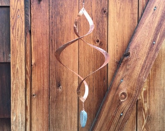 Escultura cinética de viento colgante de cobre martillado de 9 pulgadas