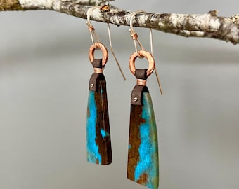 Pendientes largos de crisocola, cuero y cobre martillado con alambres de plata esterlina hechos a mano.