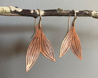 Pendientes de cola de sirena de cobre grabado: alambres de plata esterlina martillados a mano