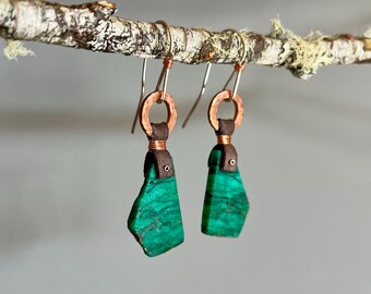 Pendientes de crisocola, cuero y cobre martillado con alambres de plata esterlina hechos a mano.