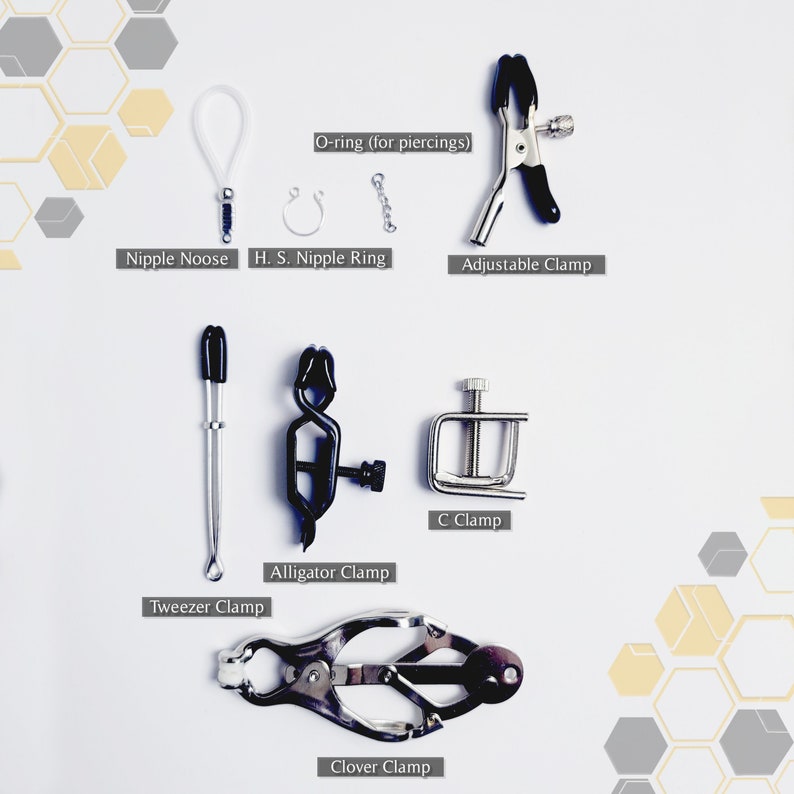K&ouml;nnte beinhalten: Ein Set aus Klemmen und Ringen f&uuml;r K&ouml;rperpiercings. Das Set enth&auml;lt eine Vielzahl von Klemmen, darunter eine C-Klemme, eine Alligator-Klemme, eine Pinzette und eine Kleeblatt-Klemme. Au&szlig;erdem gibt es einen Nippelring, eine Nippel-Schlinge und einen O-Ring.