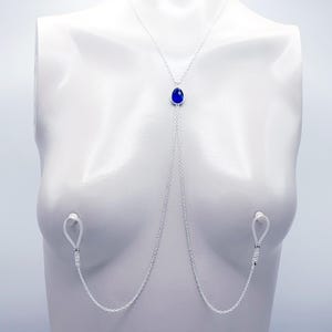 Erotische Halskette mit Kristall und angebrachten Nippelketten. Wählen Sie zwischen Nippelschellen oder Nippelklammern ohne Piercing. reifen, Unterwürfig, BDSM Bild 2