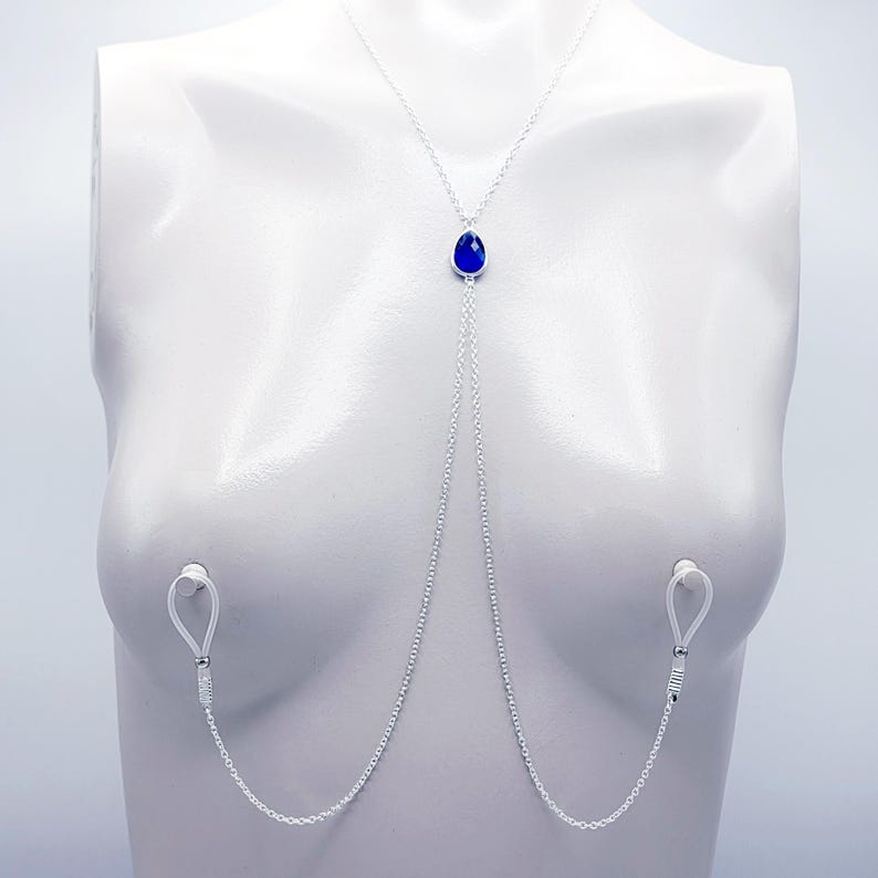 Erotische Halskette mit Kristall und angebrachten Nippelketten. Wählen Sie zwischen Nippelschellen oder Nippelklammern ohne Piercing. reifen, Unterwürfig, BDSM Bild 2