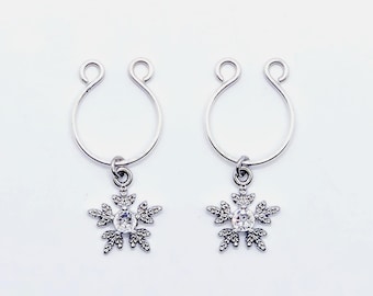 Anelli per capezzoli a forma di fiocco di neve, non piercing. Fiocchi di neve in platino e zirconi cubici. Gioielli per il corpo per adulti.
