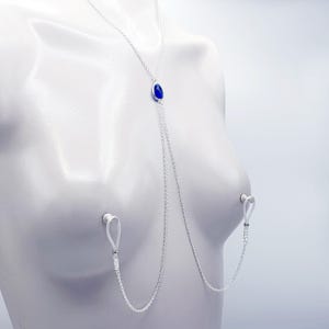 Erotische Halskette mit Kristall und angebrachten Nippelketten. Wählen Sie zwischen Nippelschellen oder Nippelklammern ohne Piercing. reifen, Unterwürfig, BDSM Bild 6