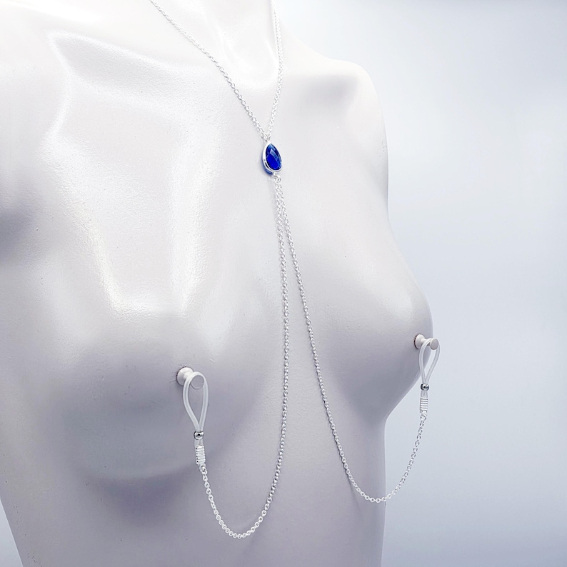 Erotische Halskette mit Kristall und angebrachten Nippelketten. Wählen Sie zwischen Nippelschellen oder Nippelklammern ohne Piercing. reifen, Unterwürfig, BDSM Bild 6