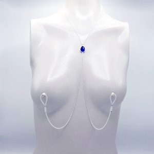 Erotische Halskette mit Kristall und angebrachten Nippelketten. Wählen Sie zwischen Nippelschellen oder Nippelklammern ohne Piercing. reifen, Unterwürfig, BDSM Bild 9