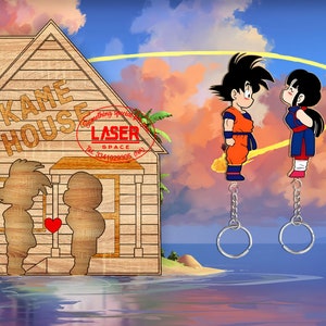 Può includere: Un ritaglio di legno di Kame House di Dragon Ball Z con due figure in piedi di fronte ad esso. Le figure sono una silhouette di Goku e Chi-Chi. Ci sono due portachiavi con Goku e Chi-Chi su di essi.