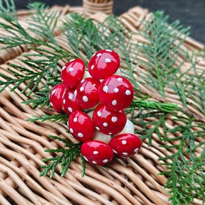 12 palillos de mini setas Amanita muscaria de 9 cm con alambre, adornos para tartas navideñas con forma de setas rojas y blancas, coronas y artículos de manualidades.