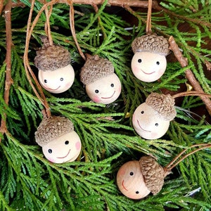 Ensemble de six décorations d'arbre de Noël/automne à suspendre en bois, artisanat traditionnel, lutins glands nordiques scandinaves
